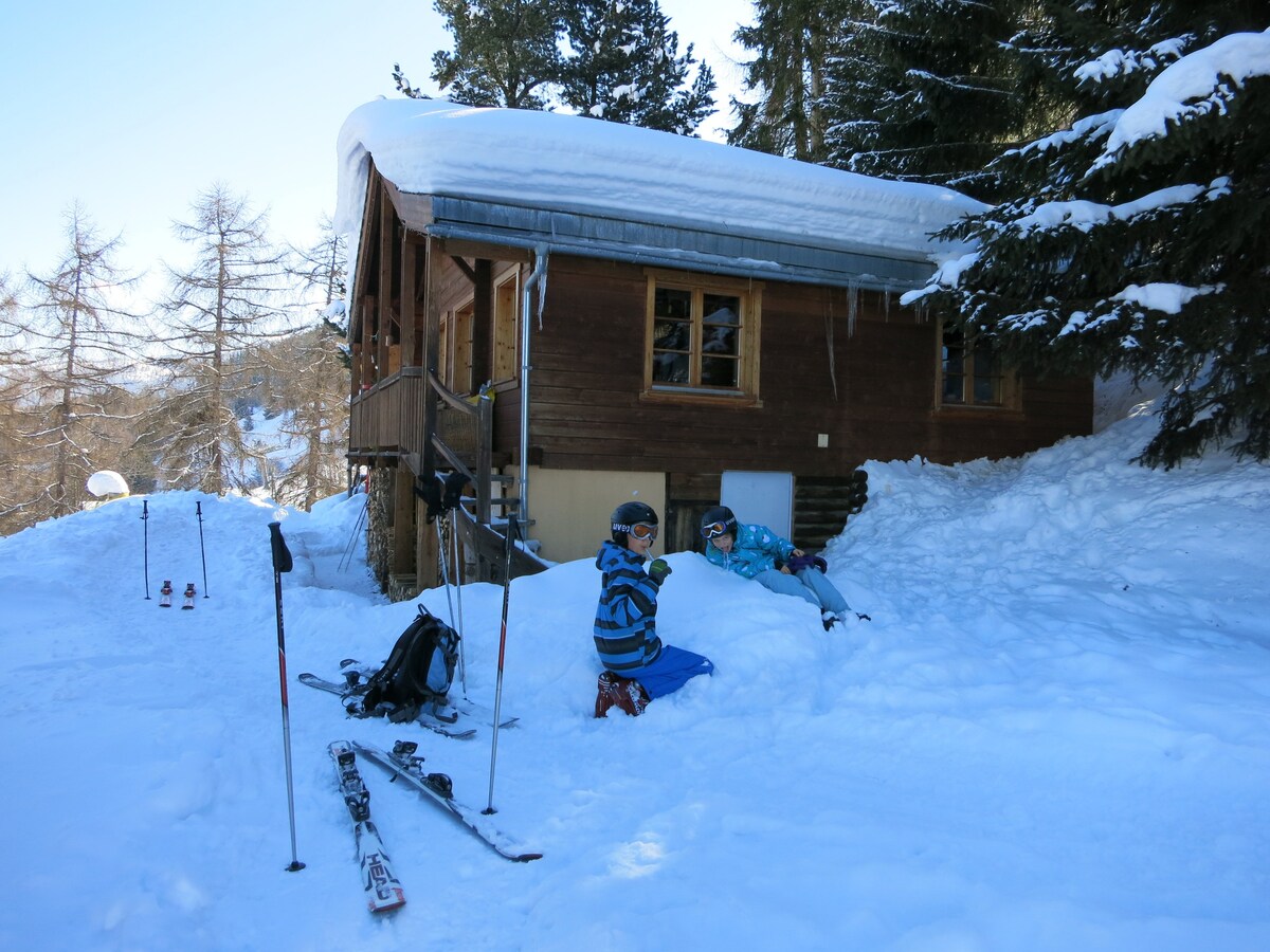 上南达斯（ Haute Nendaz ）滑雪坡道上的度假木屋