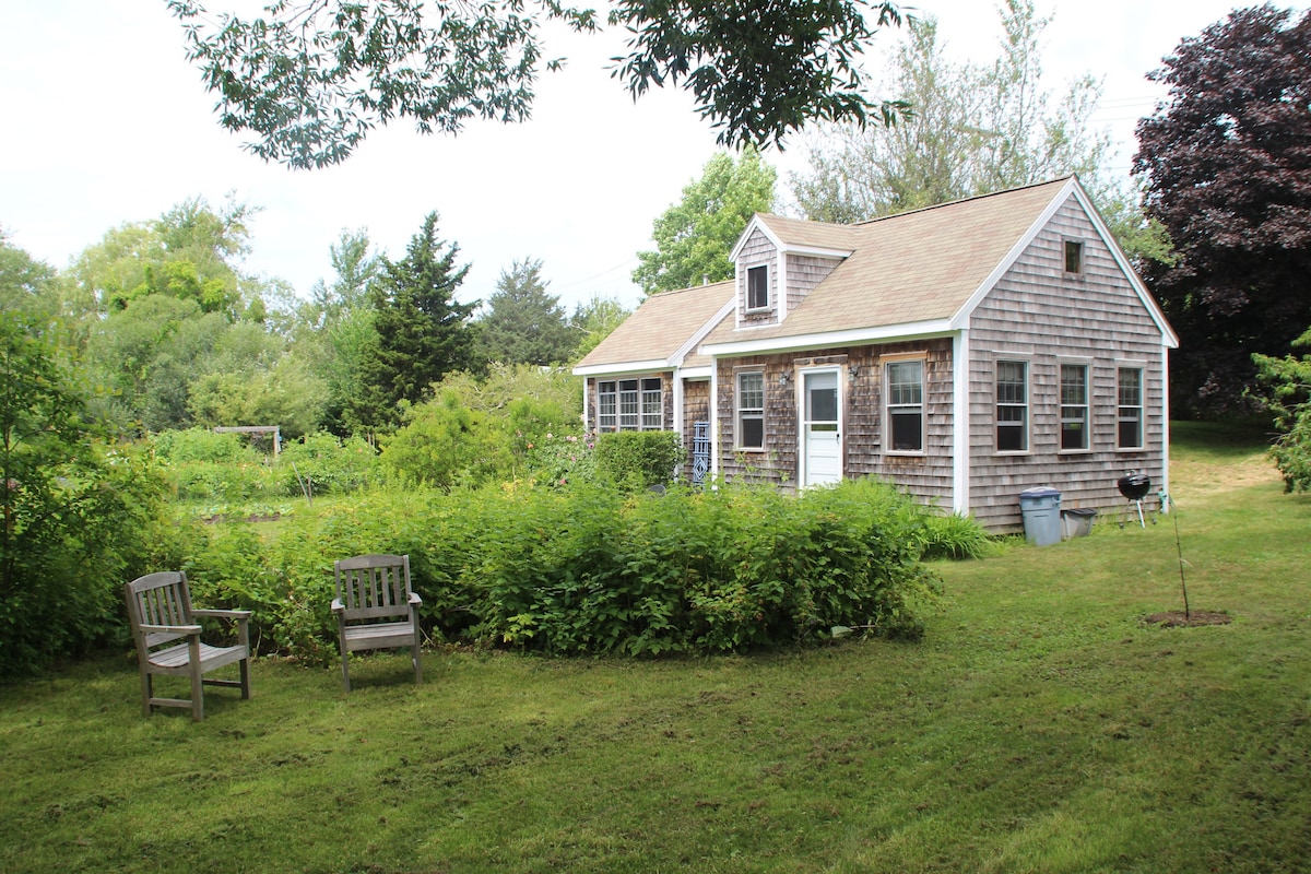 Light-filled North Truro cottage-Lovely gardens