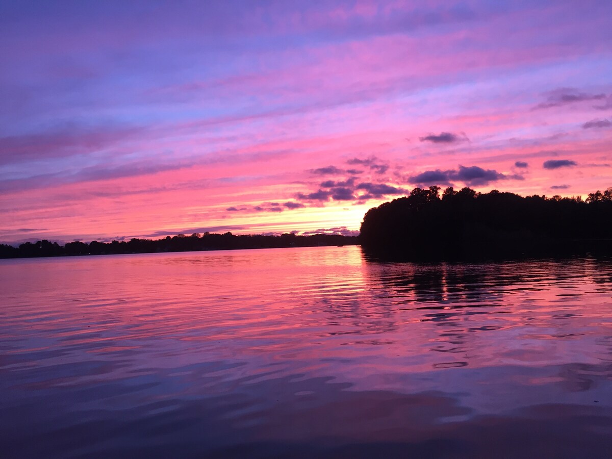 热水浴缸！湖景！ 壁炉！靠近Saugatuck