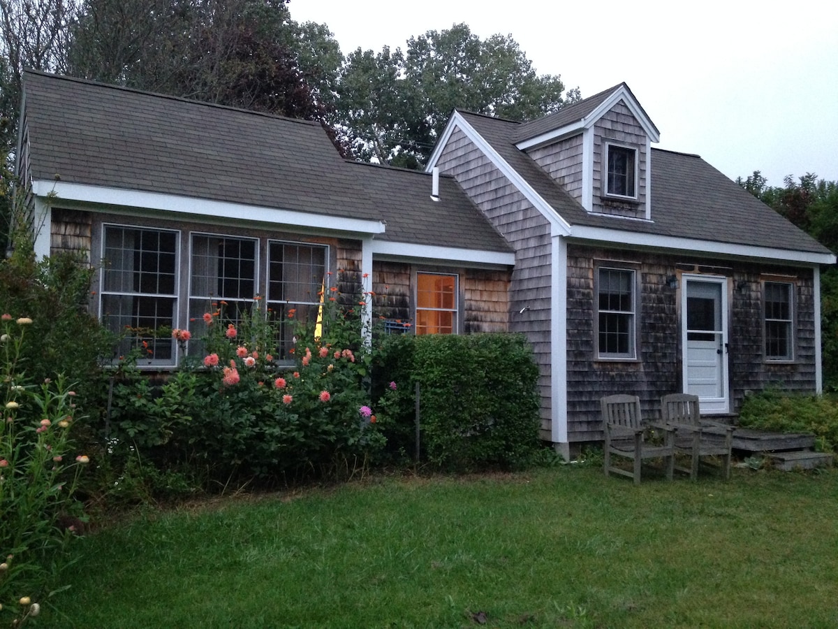 Light-filled North Truro cottage-Lovely gardens