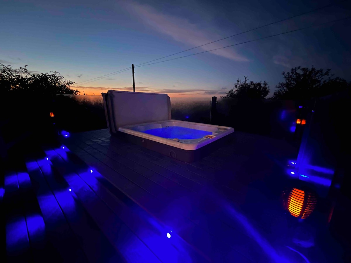 Teal Lodge Cornwall + hot tub, pool & great views