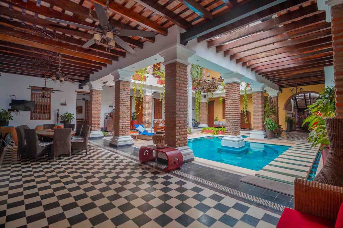 Stunning Historic Center House with private pool
