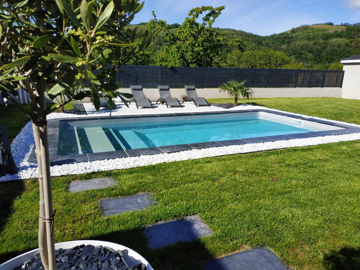 位于Via Rhôna边缘的私人套房，设有游泳池。