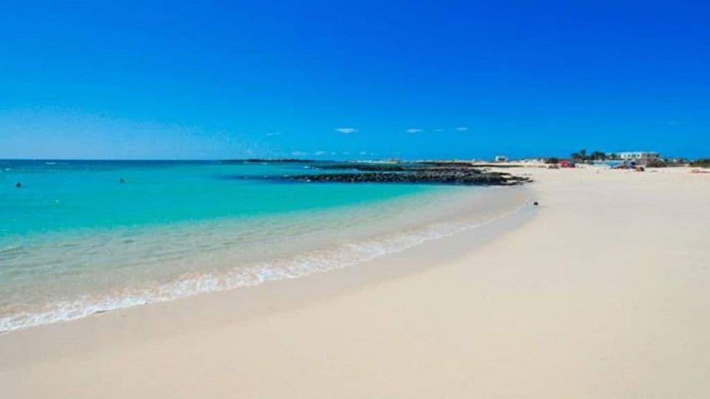 拉各斯德埃尔科蒂略海滩（ Lagos de El Cotillo Beach ）脚下的公寓