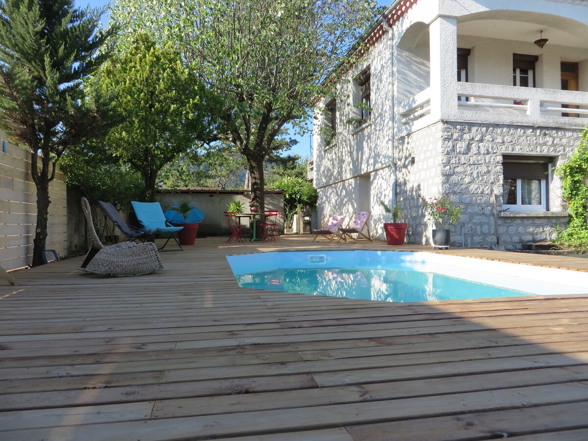 Privas, Logement cosy avec piscine et terrasse