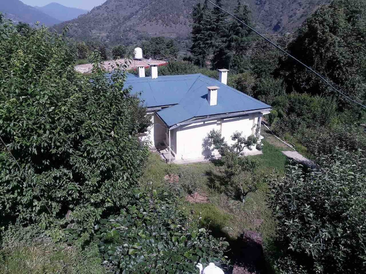Scenic hillview cottage orchrd in Rajgarh Himachal