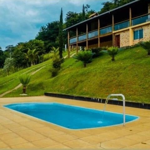 Casa de campo com picina lareira em uma reserva