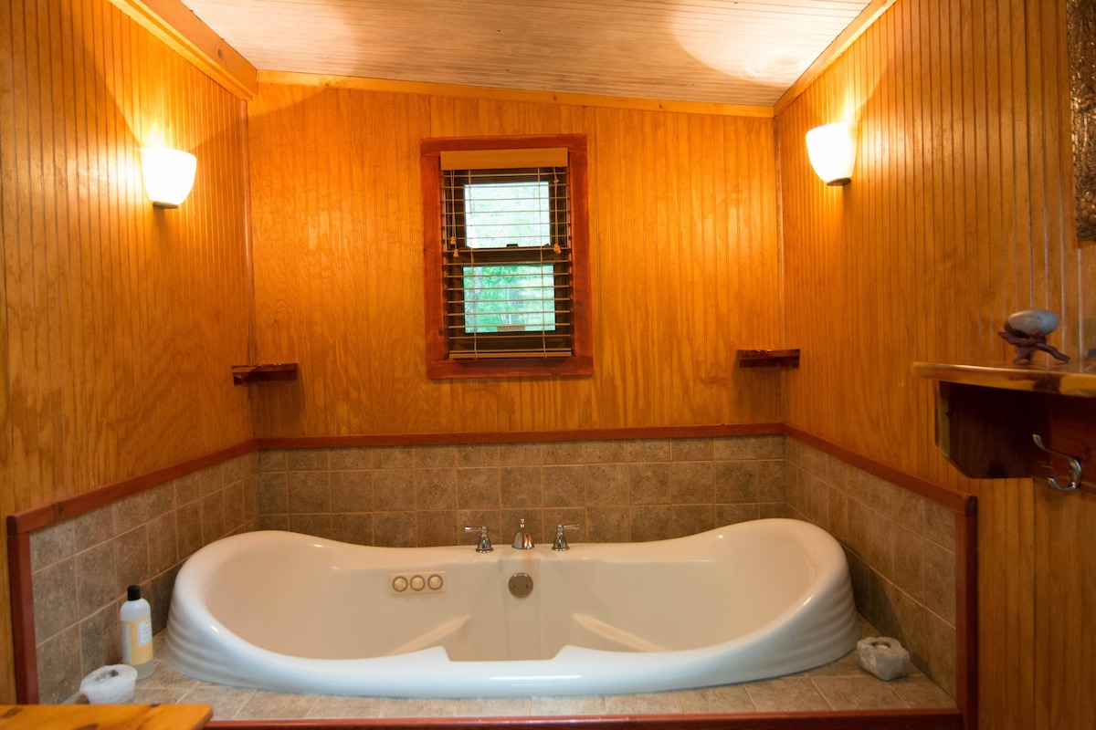 大自然中的宁静浪漫小木屋，配有按摩浴缸