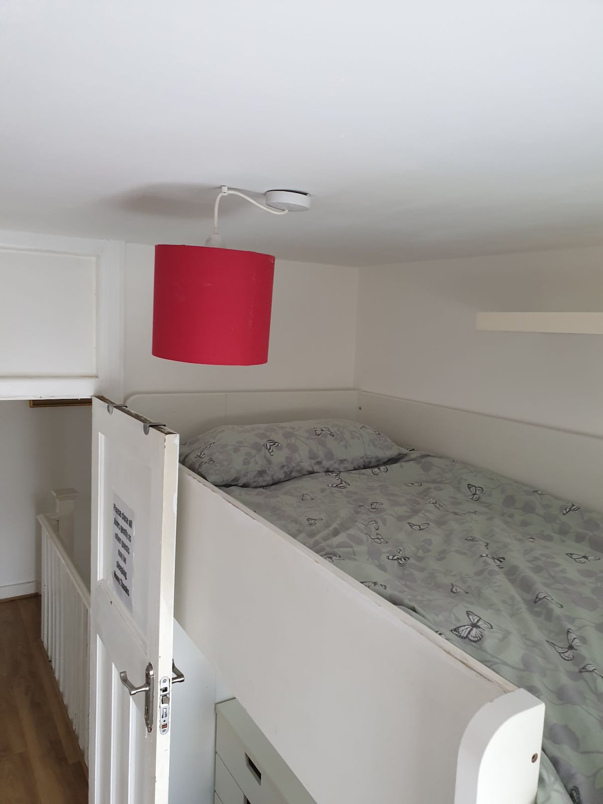 Clean bright single room/  cabin bed.
Free parking