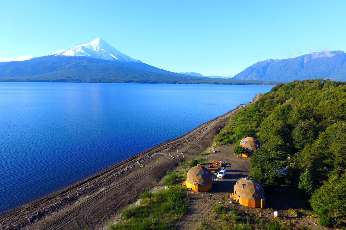 巴拉斯港（ Puerto Varas ）恩塞纳达湖（ Lake Llanquihue Ensenada ）旁的穹顶