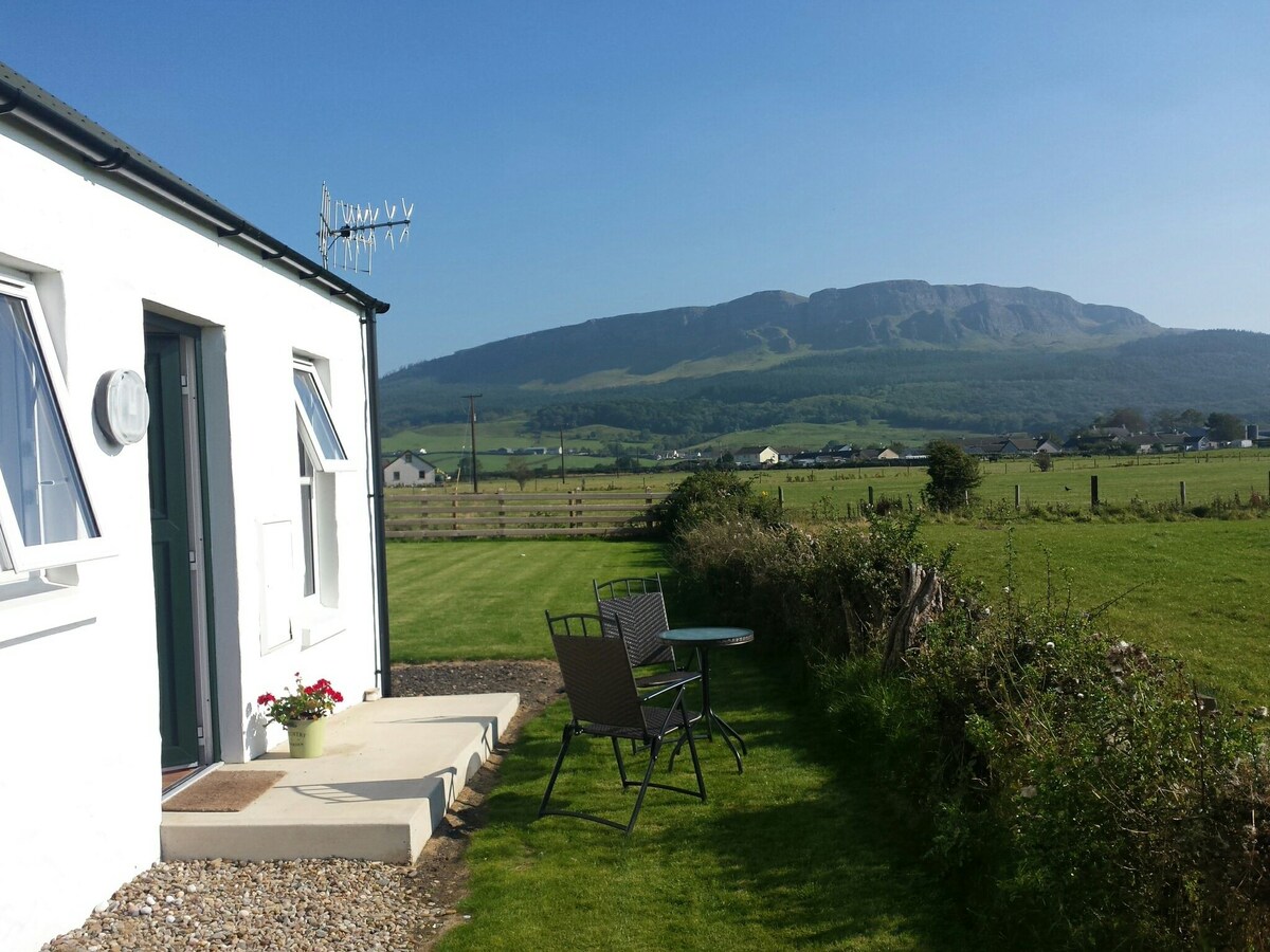 Countryside cottage with amazing views- near beach