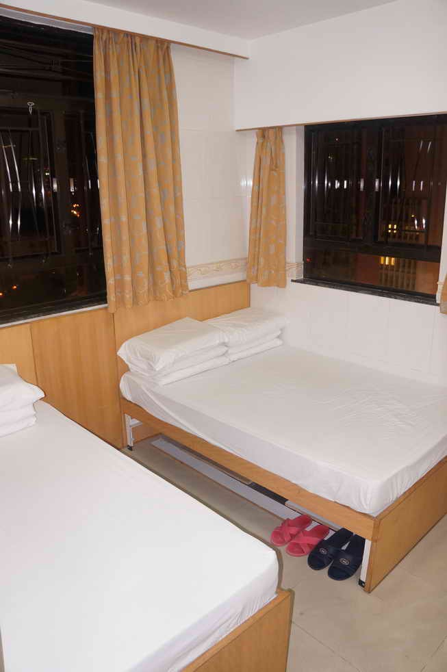 Rm02 - 一張單人床和一張雙人床房