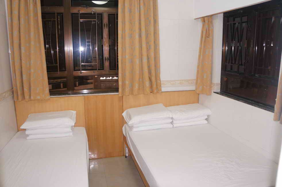 Rm06 - 一張單人床和一張雙人床房