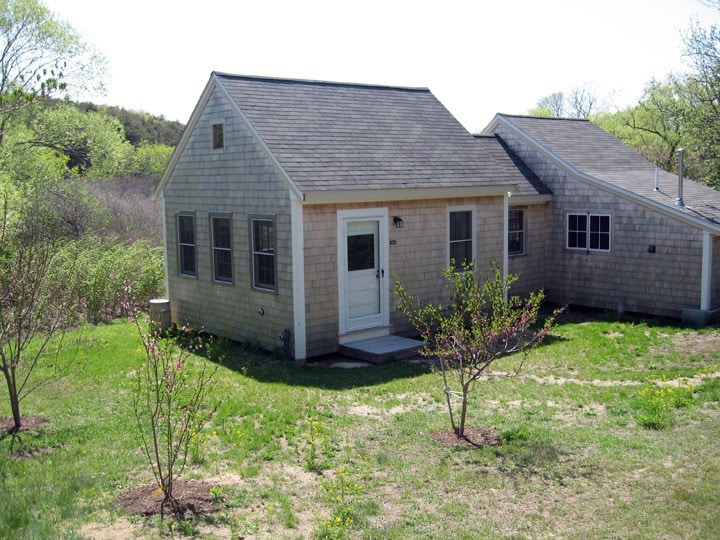 Light-filled North Truro cottage-Lovely gardens