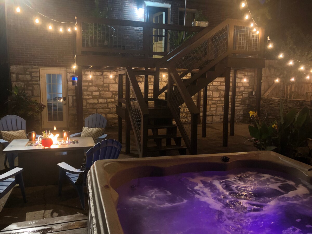 Basement Suite with hot tub close to downtown + UK