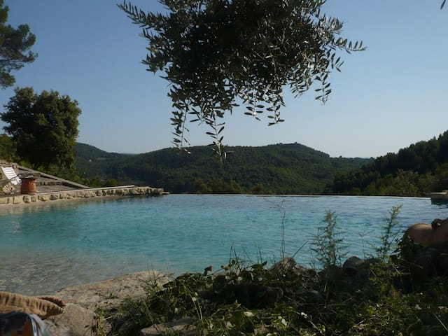 Fontaine-de-Vaucluse的民宿