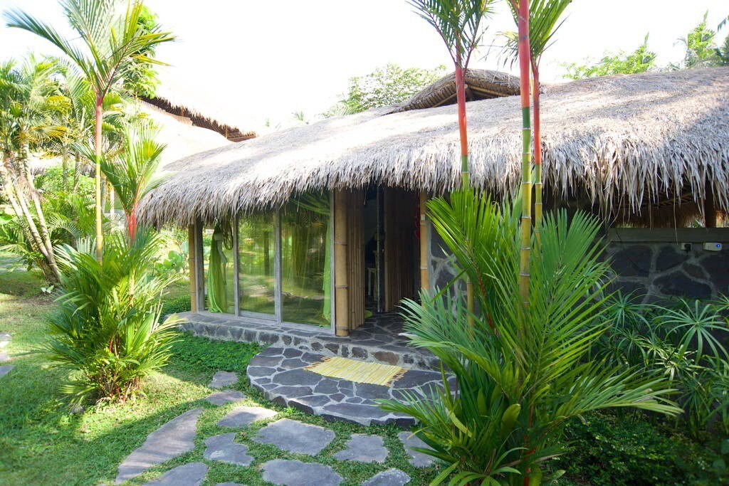 稻田中的生态竹屋。真正的巴厘岛。