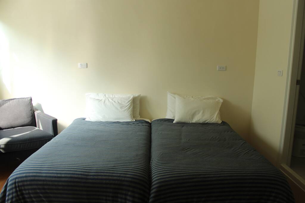 两张单人床,可分开也可合并.