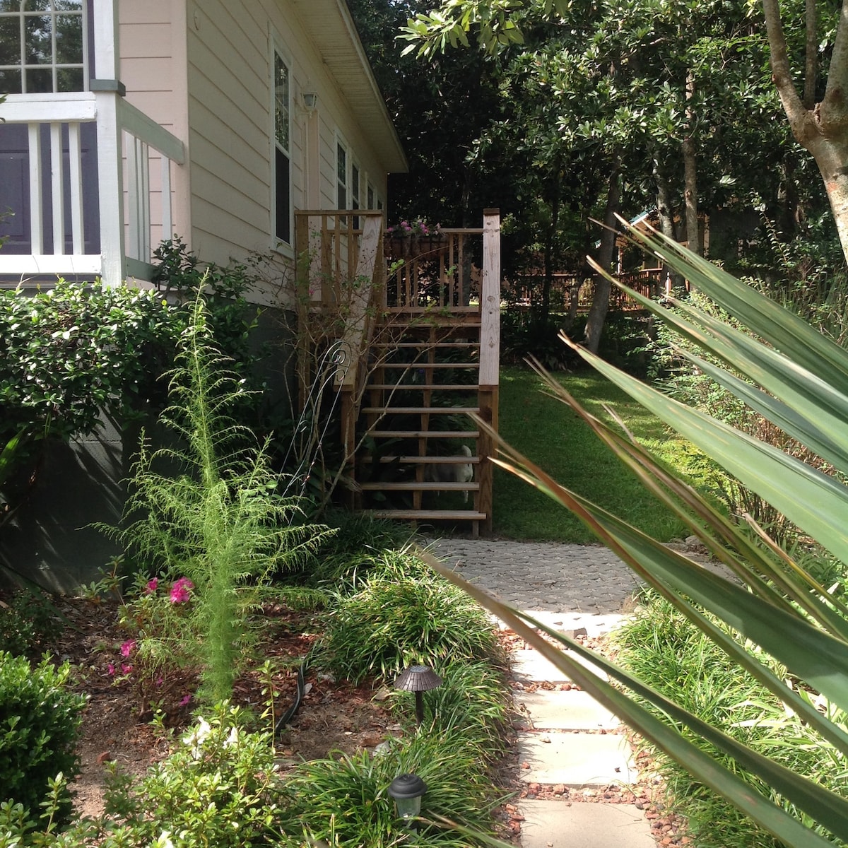 Pineapple Palms Downtown Loft B&B Pool Gardens