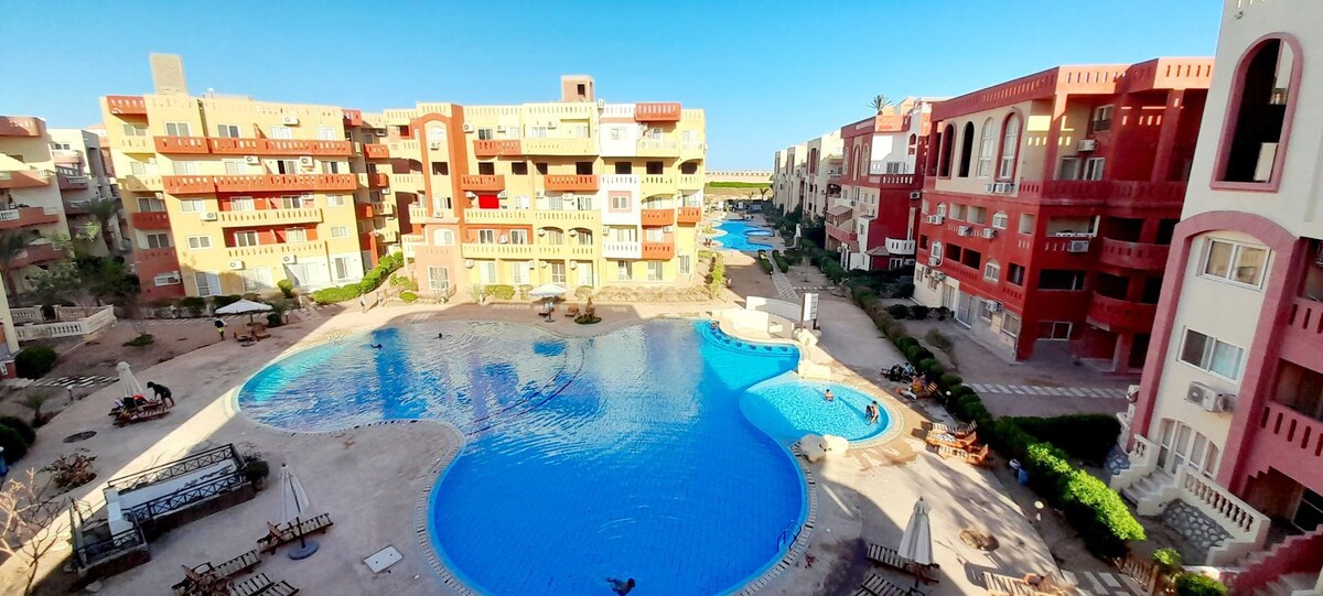 Stylish Nubian 2 bdm apt with private roof & pools