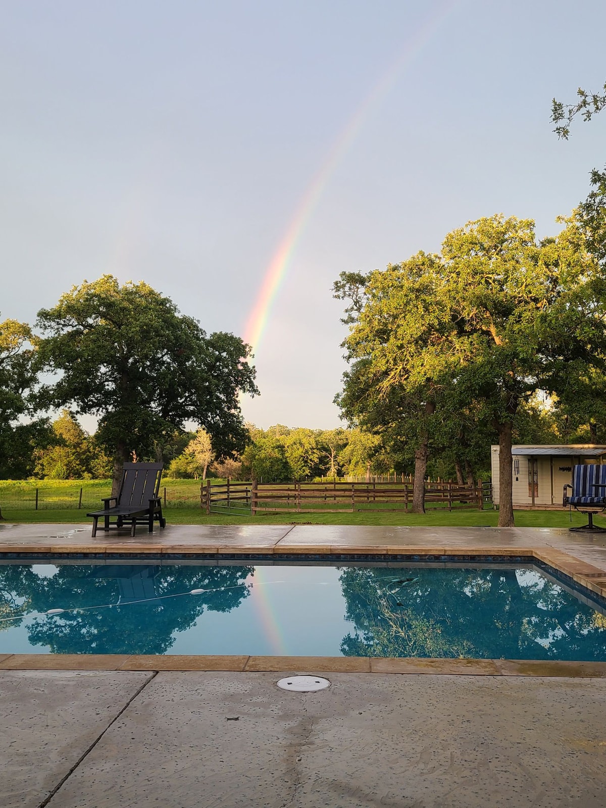 Cozy country guesthouse w/saltwater pool & firepit