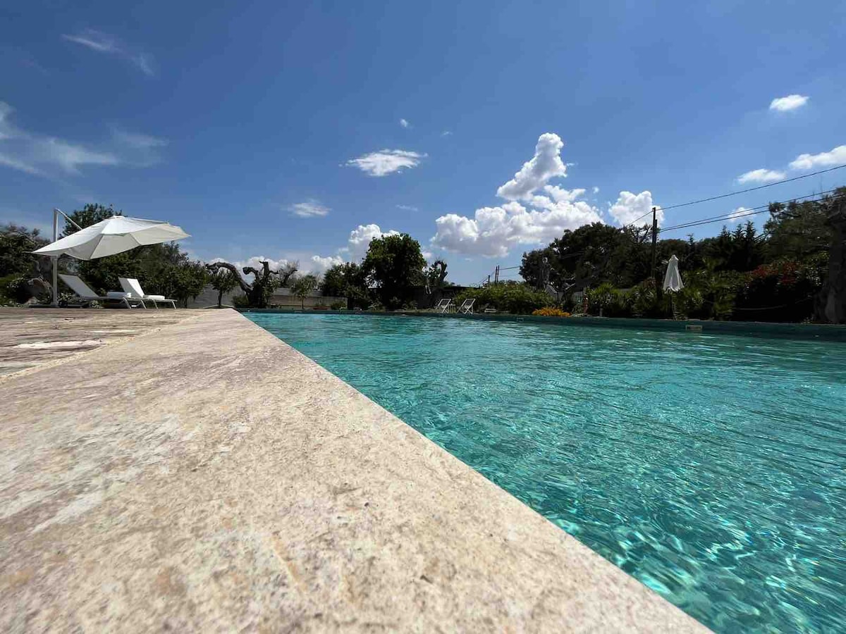Lecce附近泳池带泳池的单间公寓