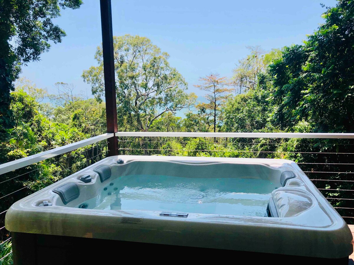 Sky at Gunnadoo: rainforest, ocean with jacuzzi