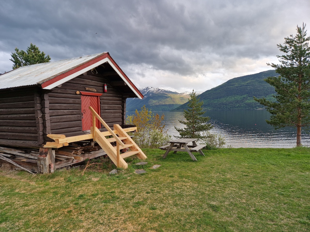 湖上迷人的小木屋（ Stabbur ）