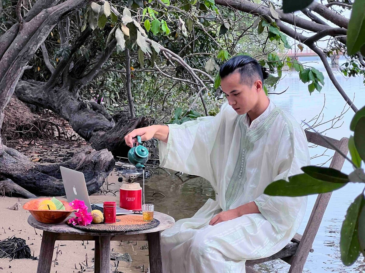 河畔传统非洲茅草小屋