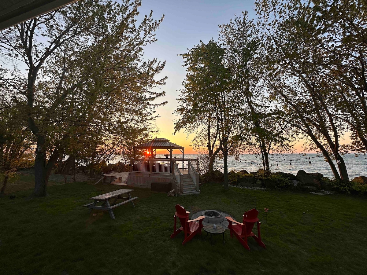Scenic Lakefront Cottage w/ HotTub+Detached Bunkie