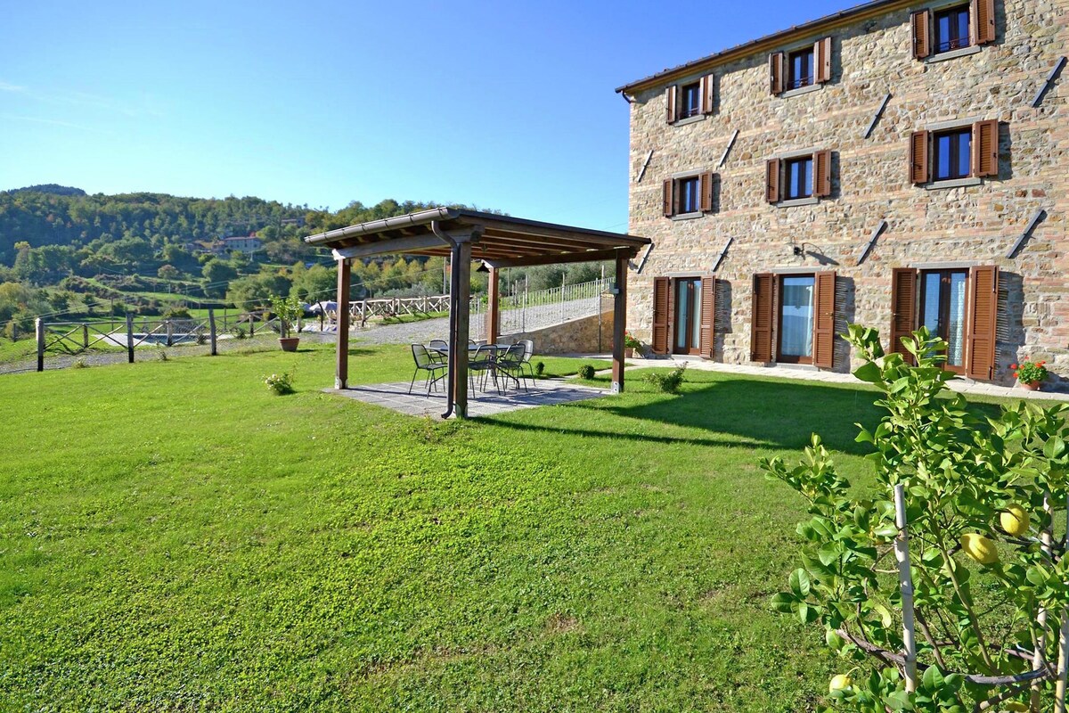 Villa with private pool near Cortona in the calm countryside and hilly landscape