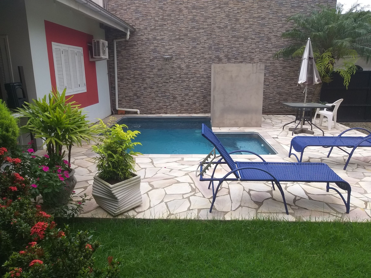 Casa com piscina privativa (ideal para eventos)