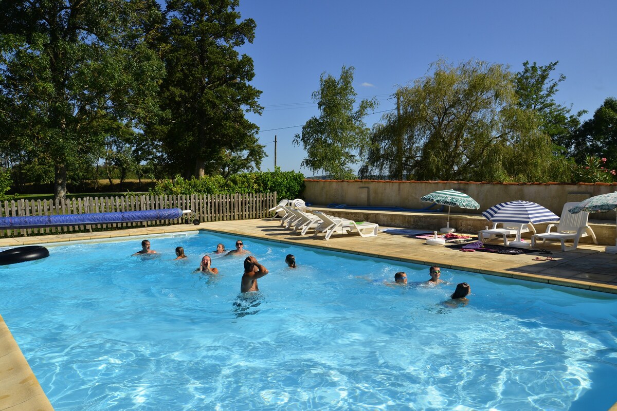 Vue magnifique dans beau domaine avec piscine