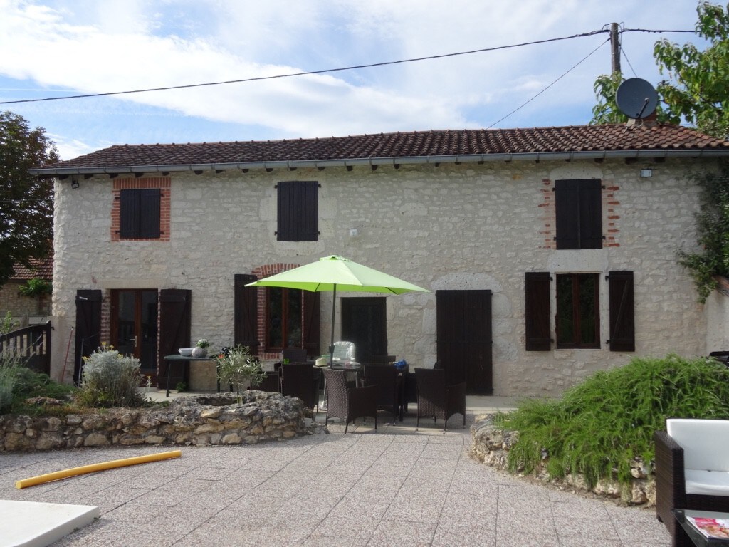 Maison en pierre avec piscine et vaste jardin