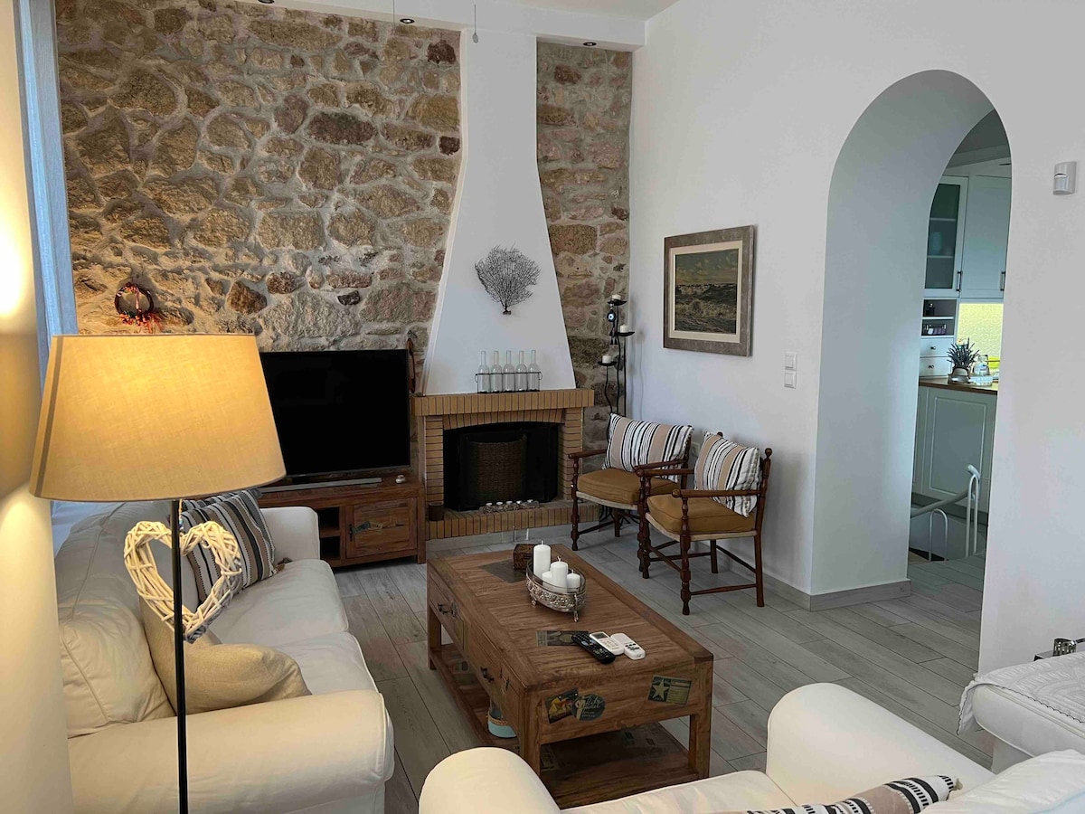 Cozy stone house in the heart ❤ of Loutraki