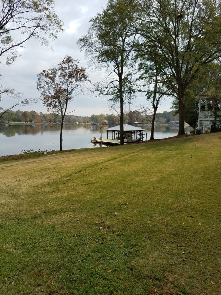 Lake house -main channel in private area -Hot tub