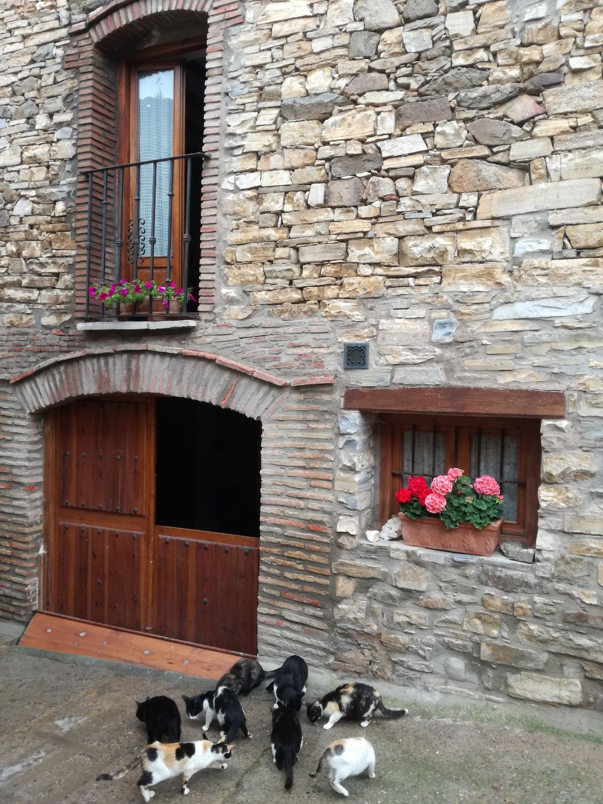 Casa de piedra en la naturaleza.