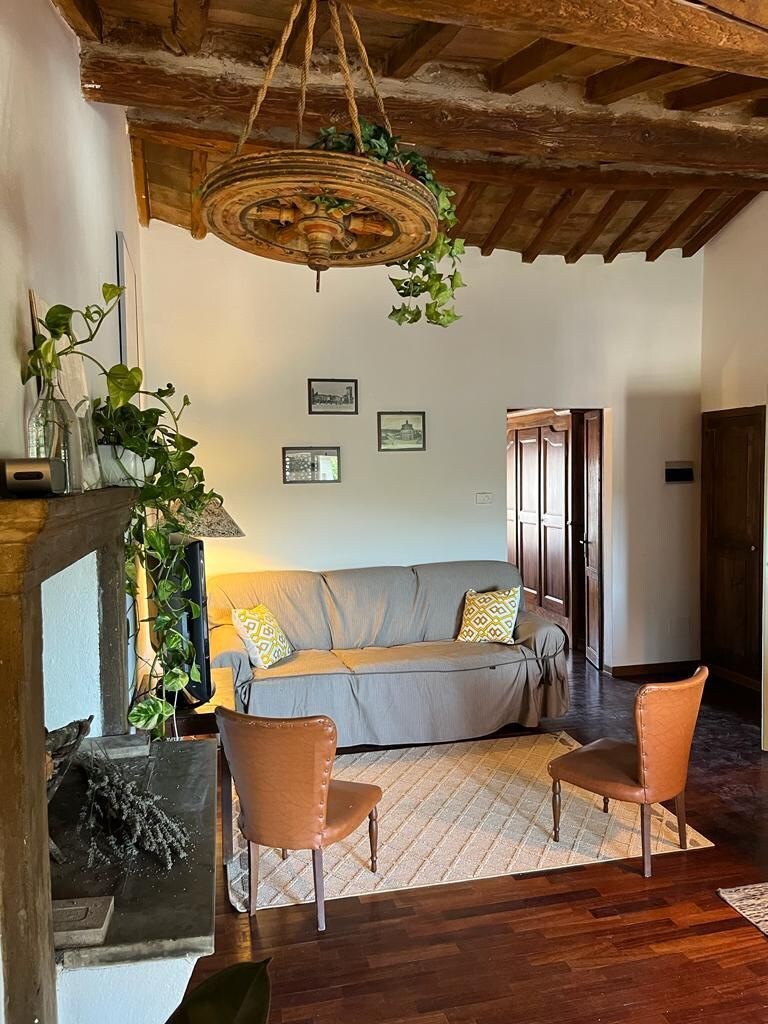 Airy apartment, private balcony, central Umbertide