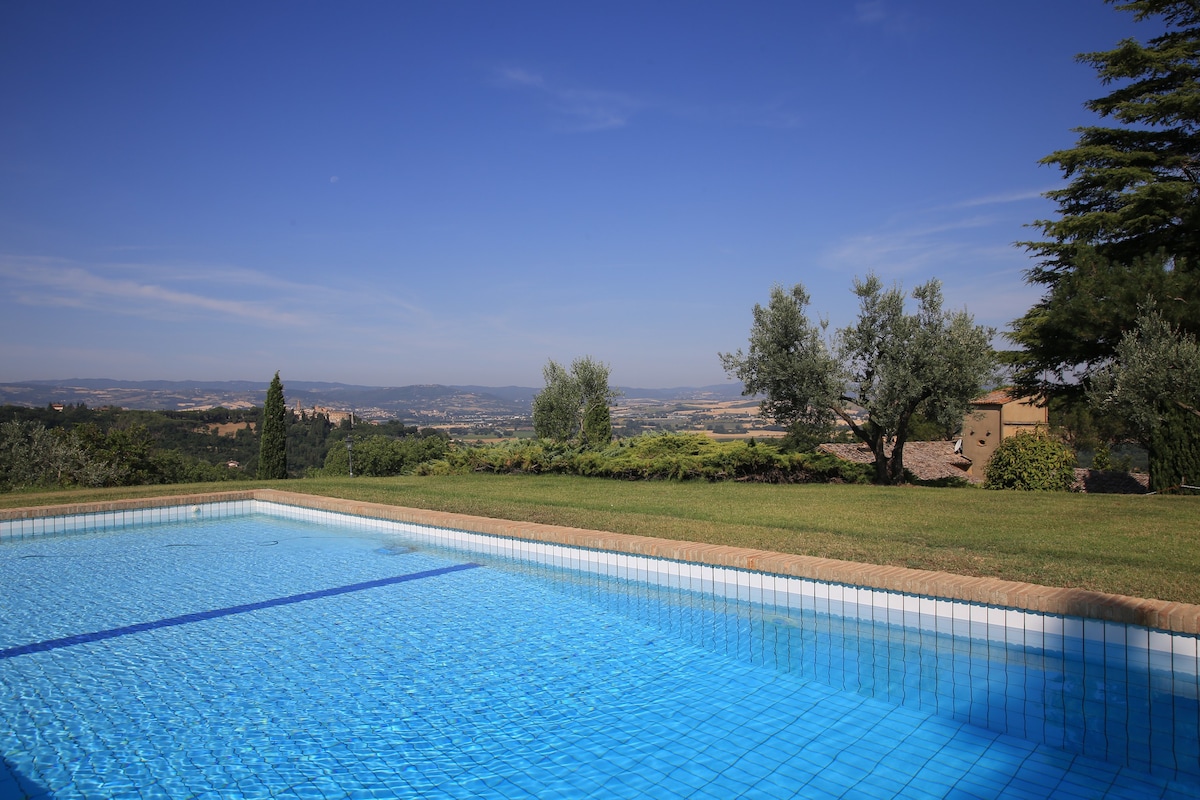Le Cerque: relax, pool and amazing views in Umbria