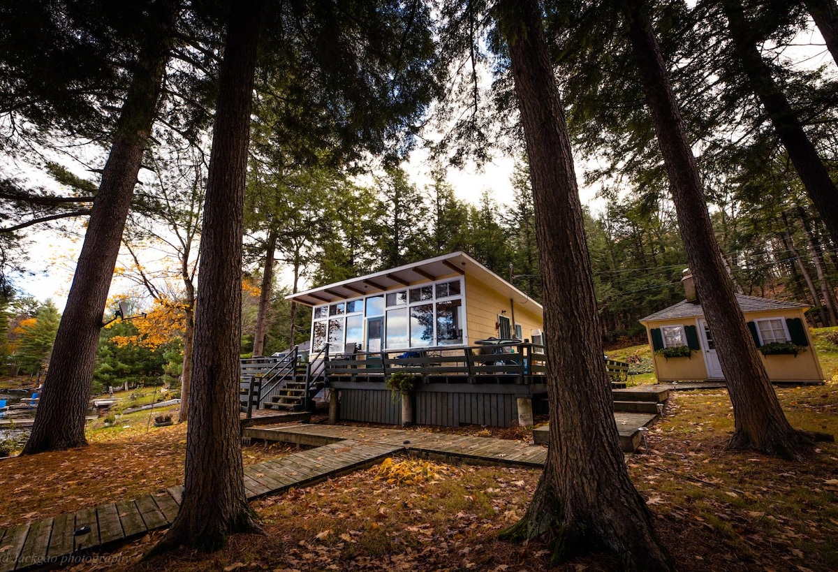 Waterfront cottage at Muskoka