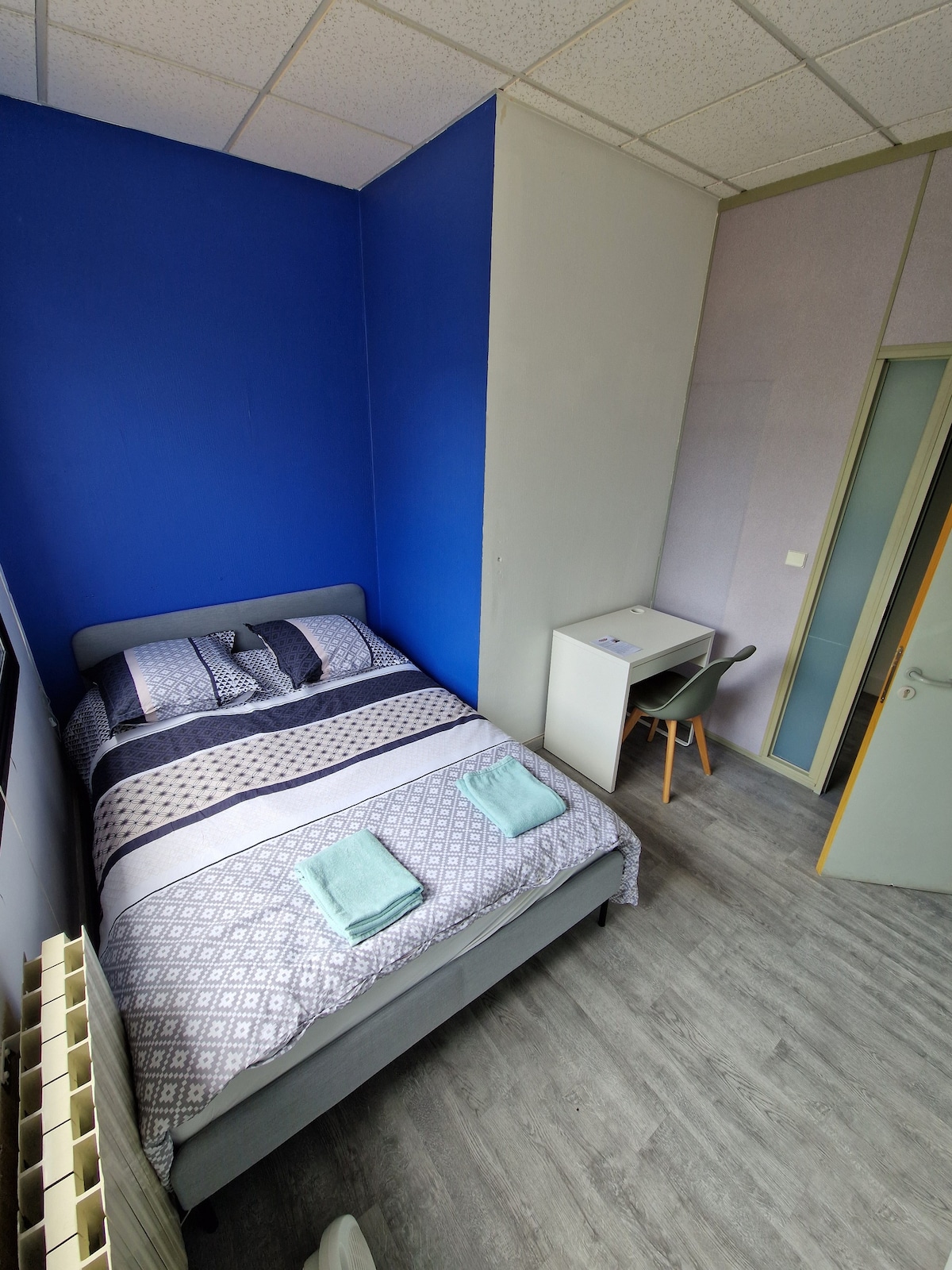 蓝色共用公寓中的独立房间