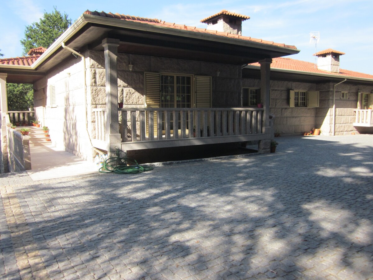 Casa de campo situada  em Guimarães.