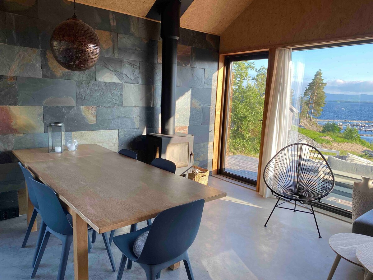 Moderne hytte med flott utsikt over Storsjøen