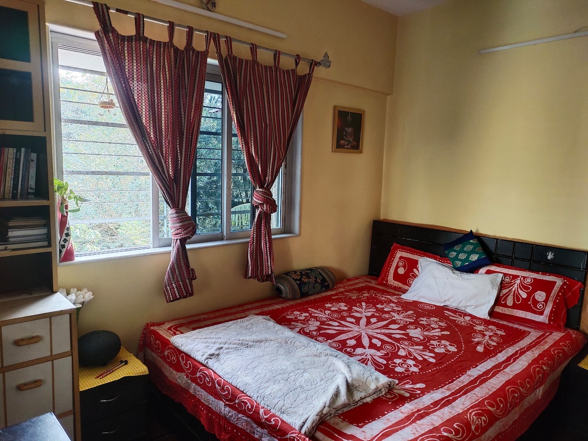 Beautiful room 2 mins from versova beach and metro