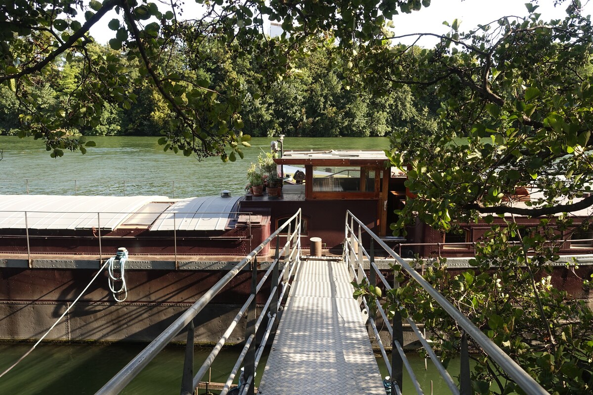 Belle péniche romantique à Paris