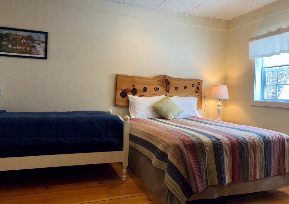 带独立卫生间的标准双人床和双人客房- Trailside Inn