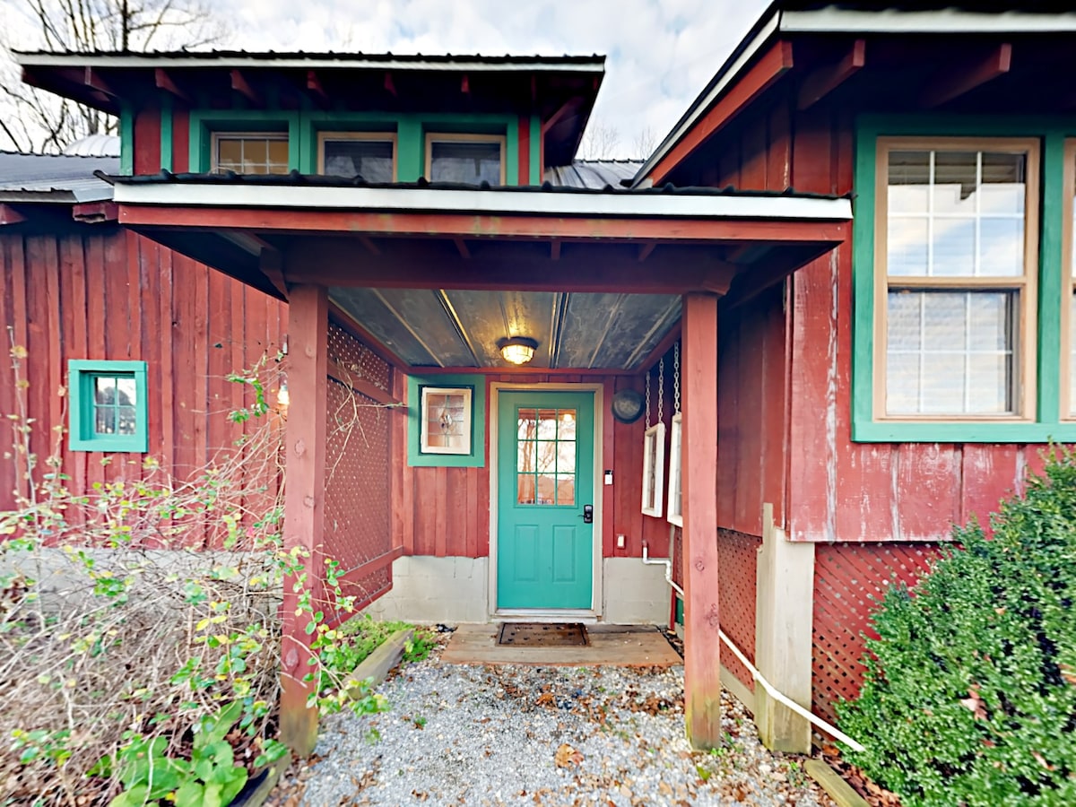 Barn House A Gorgeous 4BR/3BA Renovated 1900s Barn