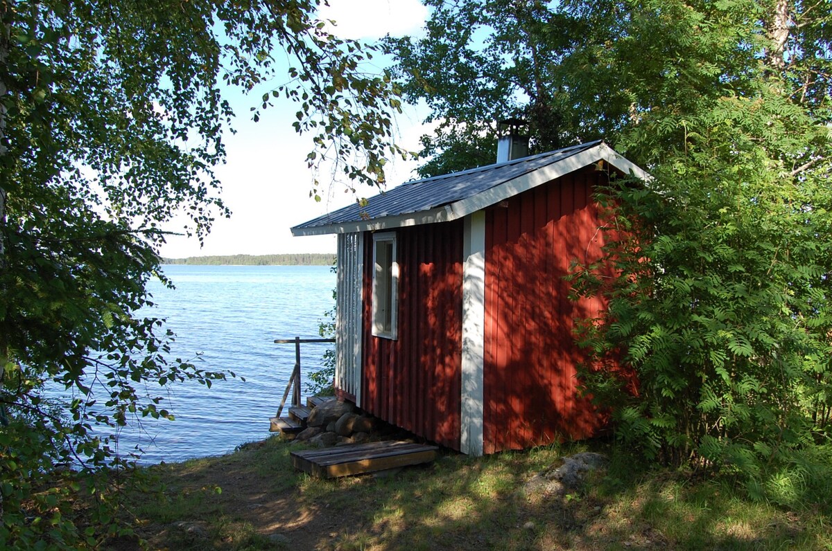 普鲁维西湖边的小木屋和桑拿房