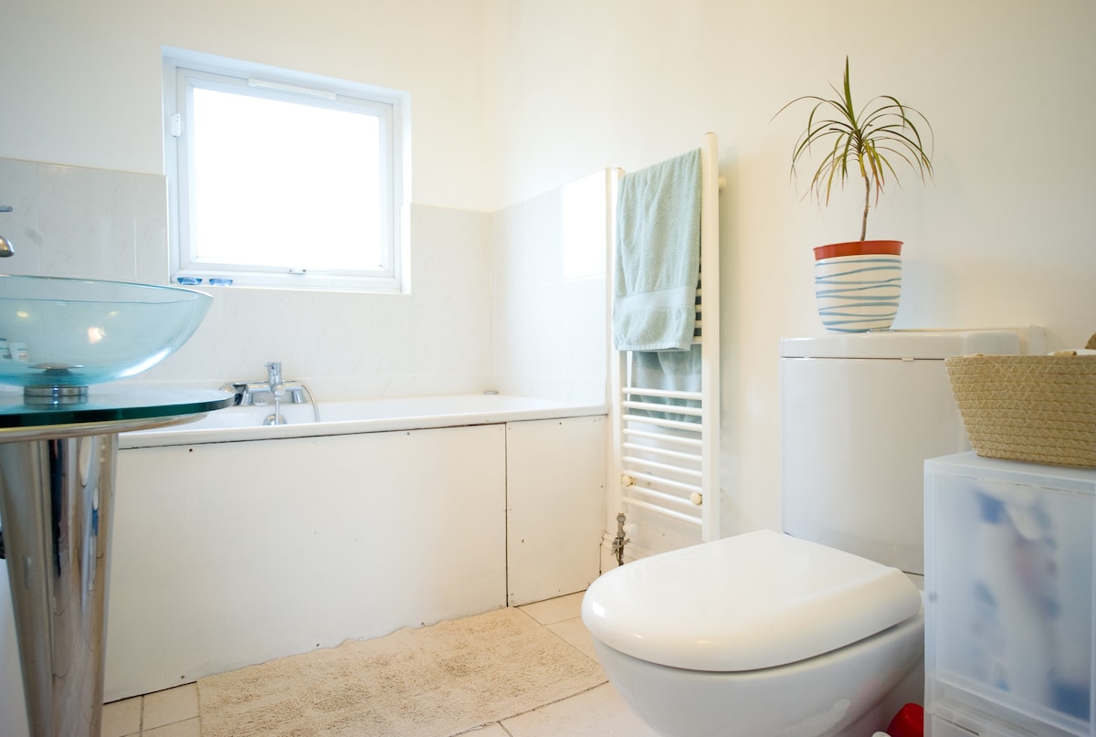 Private Bath Family room - London Bridge 1 stop