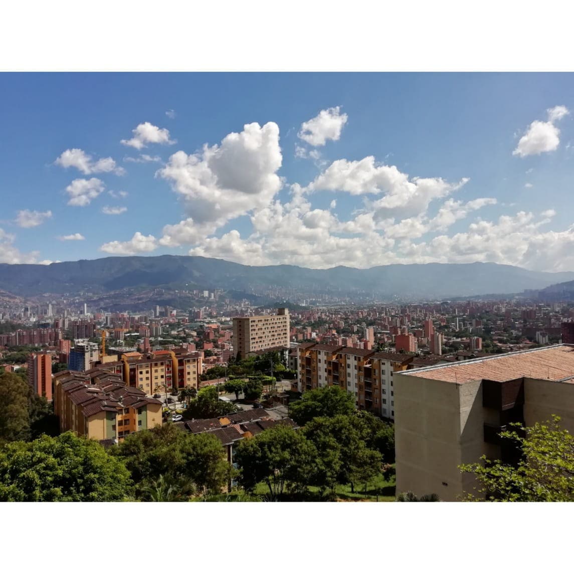 Habitación con vista a la ciudad.